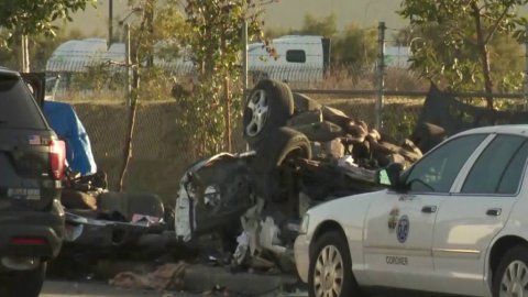 Una pesona fallece; otra esta herida tras el violento choque. (@CBSLA)
