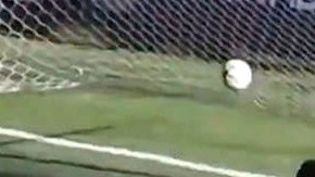 Un perrito se convirtió en portero en el fútbol argentino.