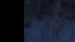 P-64 cruza una autopista de Los Ángeles por un drenaje de agua.