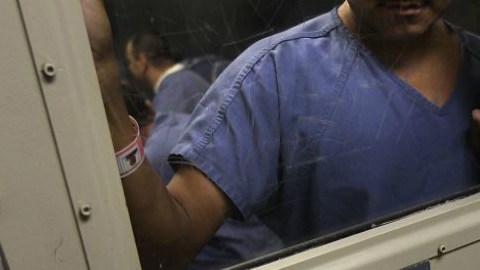 Los inmigrantes son enviados a cárceles lejos de familia y abogados