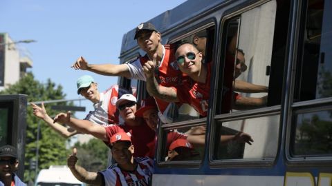 Aficionados de River Plate y de Boca Juniors gastarán una fortuna para ver la final de la Copa Libertadores en Madrid.