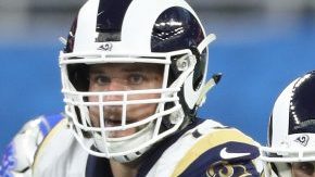 El quarterback Jared Goff de Los Angeles Rams frente a la defensiva de los Detroit Lions.