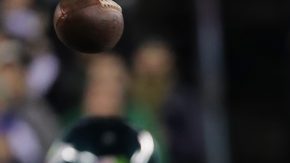 El QB de origen mexicano Mark Sanchez es por el momento el único que tienen los Washington Redskins.