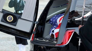 El ataúd de George H.W. Bush está siendo cargado para ser transferido fuera de la Catedral Nacional al final del funeral de estado del ex presidente de los Estados Unidos, 5 de diciembre de 2018 en Washington, DC.