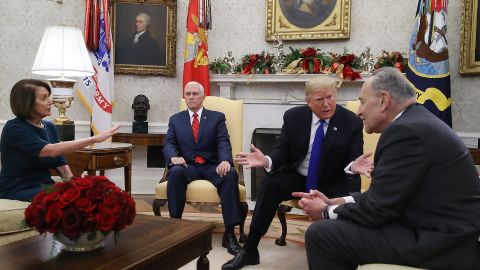 El presidente Trump tuvo un enfrentamiento público con los demócratas Nancy Pelosi y Charles Schumer.