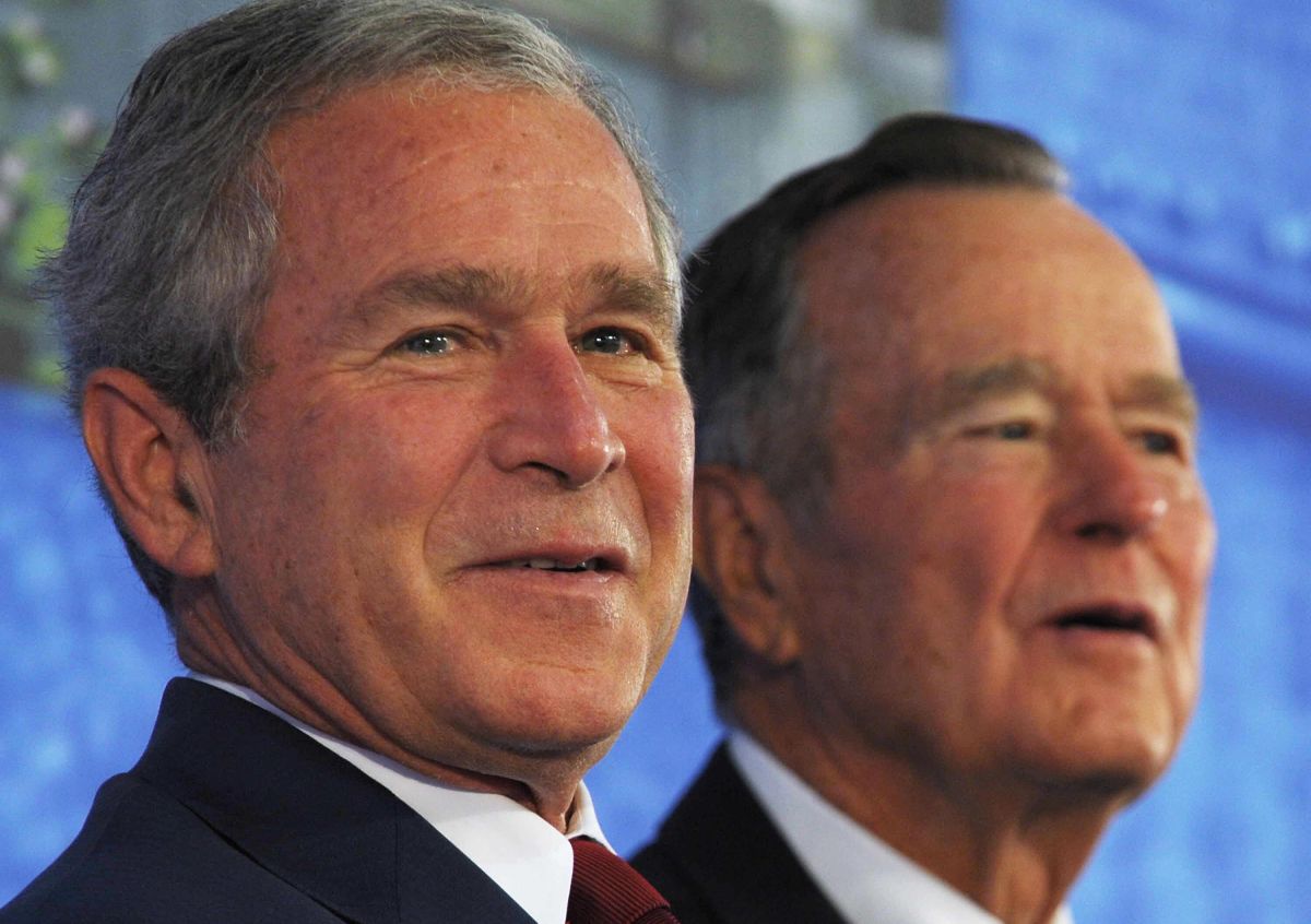 George W. Bush (i) y su padre, George H. W. Bush (d) en una foto de agosto de 2008.
