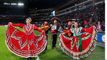 Hubo bailes típicos mexicanos en el estadio del PSV, con mariachi incluido