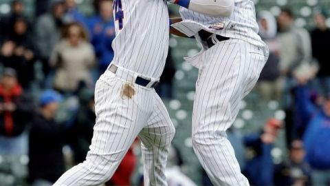 A la izquierda, Valbuena celebrando con los Cachorros en 2015