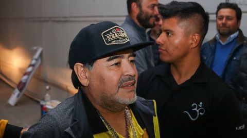 Diego Armando Maradona intentó agredir a un grupo de aficionados