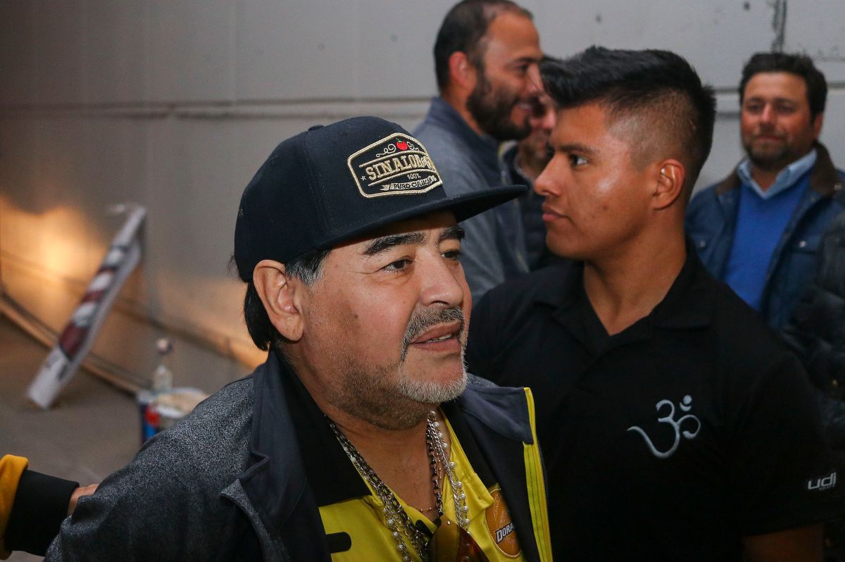 Diego Armando Maradona intentó agredir a un grupo de aficionados