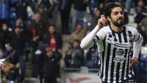 Rodolfo Pizarro del Monterrey festeja su gol a Cruz Azul en el estadio BBVA Bancomer.