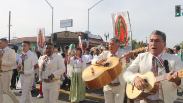 Mariachis cantan a la Virgen de Guadalupe durante la procesión anual en el Este de Los Ángeles. (Jorge Luis Macias, Especial para La Opinion)