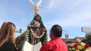 Miles de angelinos tomaron parte en la procesión anual en honor a la Virgen de Guadalupe y San Juan Diego por las calles del Este de Los Ángeles. (Jorge Luis Macías, Especial para La Opinion)