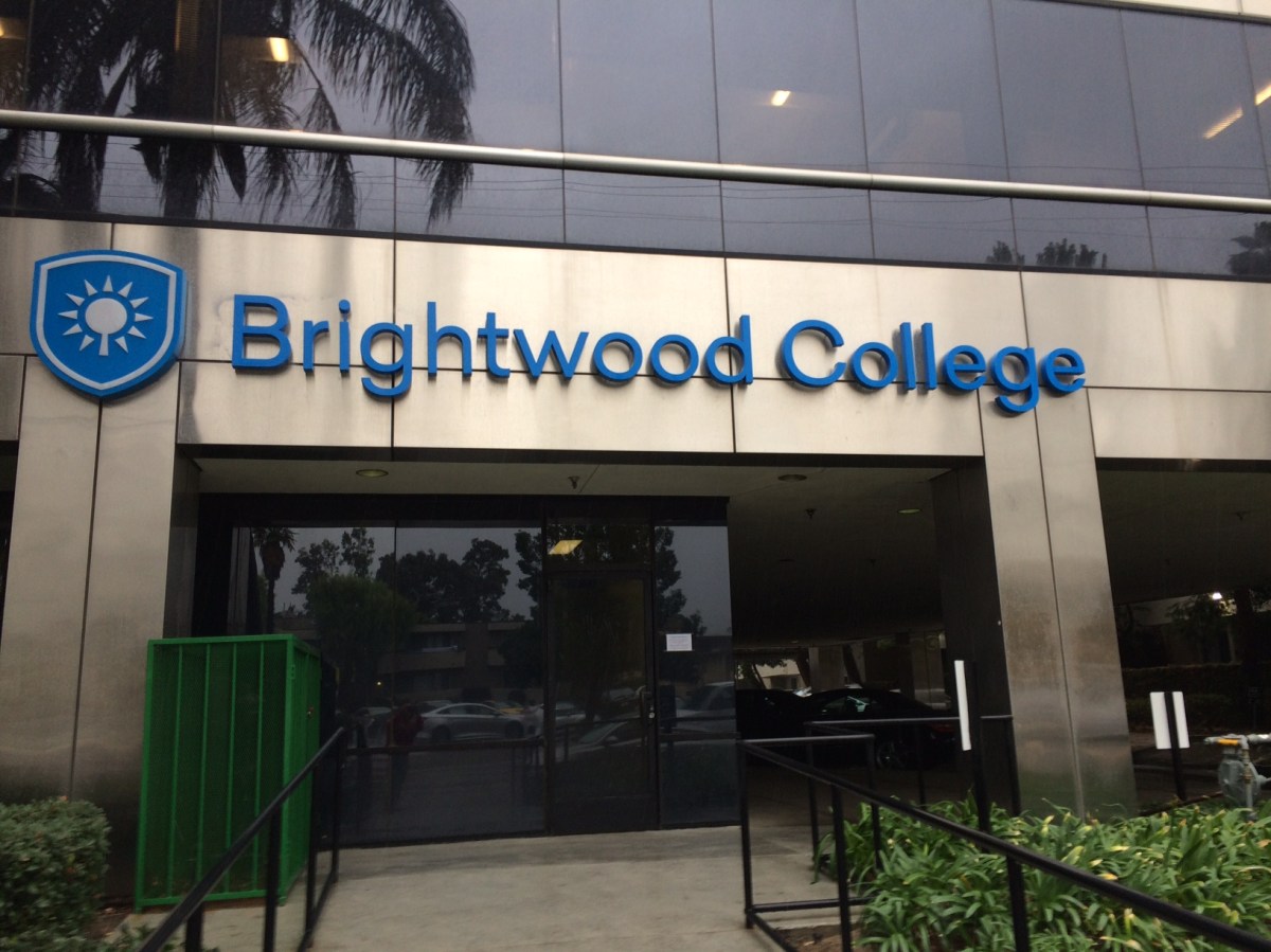 Brightwood College cierra sus puertas y deja a estudiantes en limbo