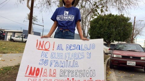 Jacqueline Carrillo y su madre, Elva Flores, enfrentan el desalojo esta Navidad. (Francisco Castro)