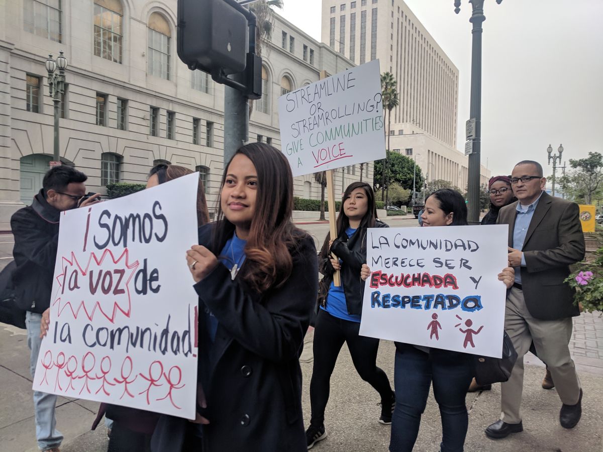 Miembros de LA-DAPA piden que se detenga una ordenanza que haría más facil la venta de alcohol en Los Ángeles. (Jacqueline García)