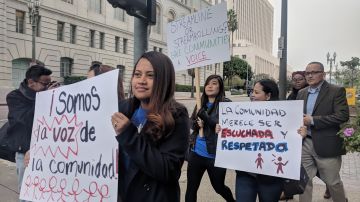 Miembros de LA-DAPA piden que se detenga una ordenanza que haría más facil la venta de alcohol en Los Ángeles. (Jacqueline García)