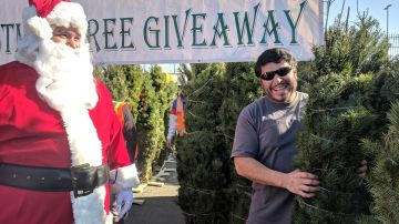 Active Recycling Co. se dio a la tarea de regalar arbolitos navideños para las personas que reciclan. (Jacqueline García)