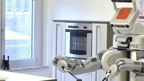 El robot PR2 prepara una tortita  en el Instituto de Inteligencia Artificial de la Universidad de Bremen, Alemania.