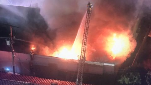 Los bomberos tardaron casi tres horas para controlar las llamas. (@RickatFox)