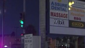 Tras caer del auto, el hombre fue llevado a un hospital debido al trauma que sufrió en su cráneo y luego fue declarado muerto. (KTLA)