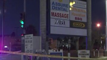 Tras caer del auto, el hombre fue llevado a un hospital debido al trauma que sufrió en su cráneo y luego fue declarado muerto. (KTLA)