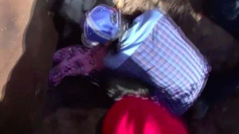 La niña pasa el hoyo.