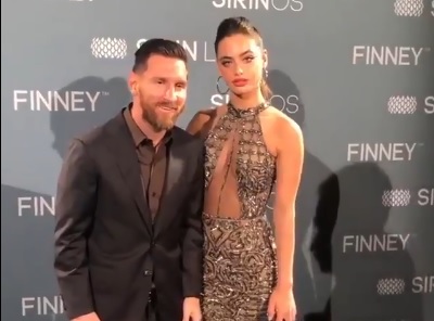 Hermosa modelo israelí abraza a Messi pero él no la toca ¿miedo a “líos  maritales”? - La Opinión