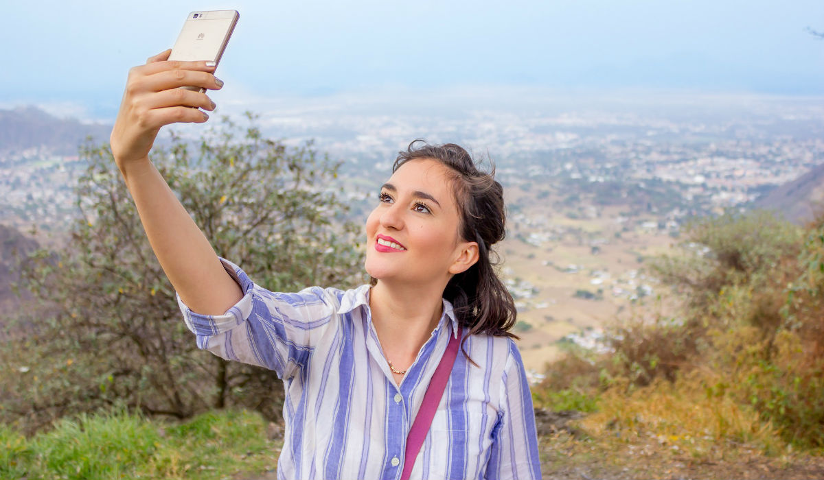 Mujer con smartphone Huawei