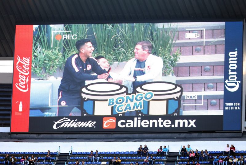 Esta vez, la famosa bongo cam del estadio Azteca se enfocó el el entrenador del América, el "Piojo" Herrera.