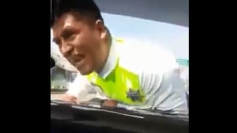 El agente resultó con algunas lesiones.