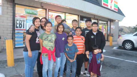 Patty Gómez y Reyna Vázquez junto a sus hijos, hermanos y sobrinos que tienen a cargo. / fotos: Jorge Luis Macías.