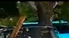 Rescatistas salvan a víctimas del tsunami en Indonesia.