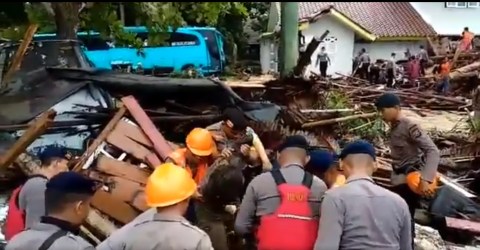 Rescatistas salvan a víctimas del tsunami en Indonesia.