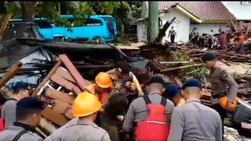 Rescatistas salvan a víctimas del tsunami en Indonesia.