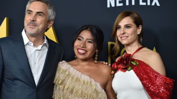 El director mexicano Alfonso Cuarón junto a las actrices de 'Roma' Yalitza Aparicio y Marina de Tavira.