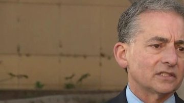 Rosen, el empleado judío de mayor rango en la Policía, alegó que Spagnoli lo degradó durante una reestructuración del Departamento y que esto se basó en sus creencias religiosas. (@KTLA)