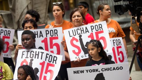 En junio de 2015, trabajadores de comida rápida en Chicago demandan un salario mínimo de $15 la hora.