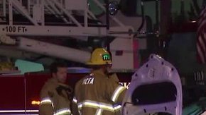 Una mujer fue arrestada en el lugar. Una persona tuvo que ser liberada de en medio de los hierros retorcidos de uno de los autos. (@ABC7)