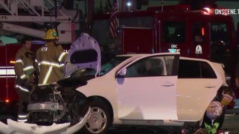 Una mujer fue arrestada en el lugar. Una persona tuvo que ser liberada de en medio de los hierros retorcidos de uno de los autos. (@ABC7)