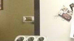 Una mesera lleva a su bebé a la espalda.