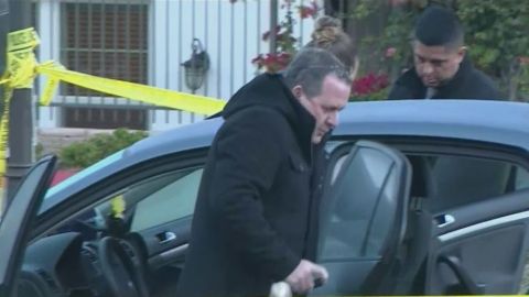 Las víctimas estaban dentro de un auto en un estacionamiento al momento del ataque. (@CBSLA)