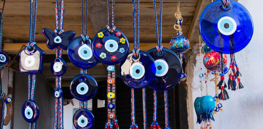 7 colgantes de ojos turcos para alejar las energías de tu hogar - La Opinión
