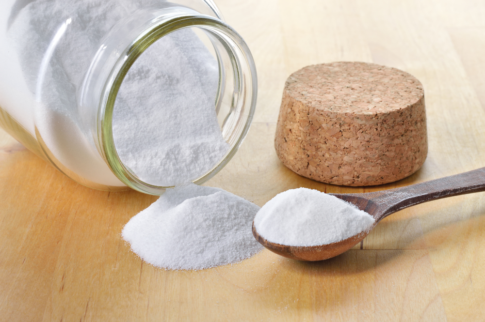 El bicarbonato de sodio es un ingrediente que no puede faltar en el hogar, se le atribuyen grandes usos, es económico y la base de extraordinarios remedios caseros.