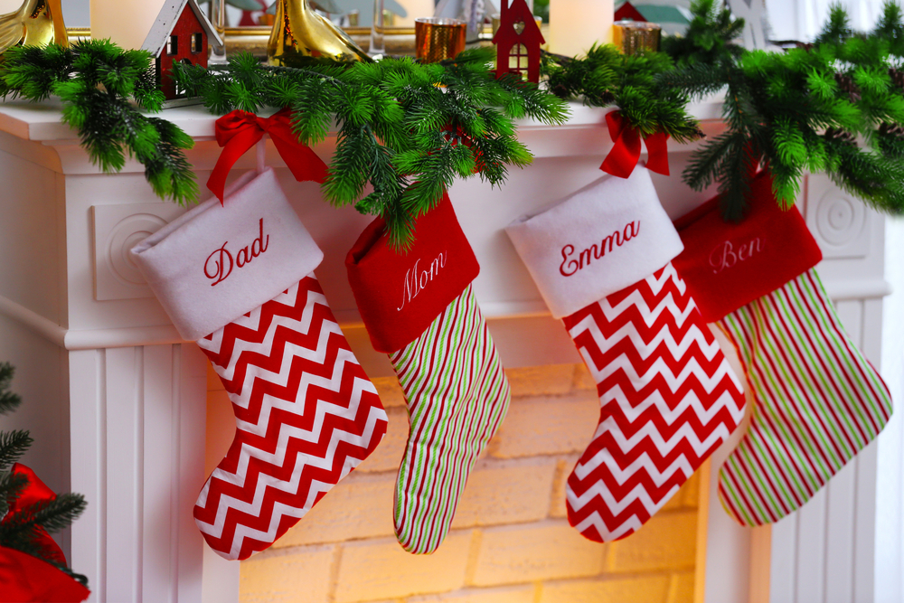 7 calcetines navideños perfectos para decorar tu chimenea - La Opinión