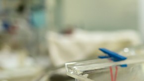 Madre suicida da a luz