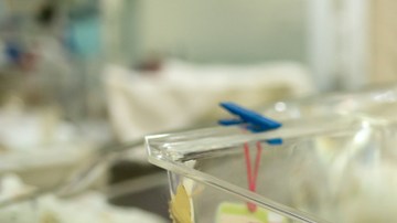 Madre suicida da a luz