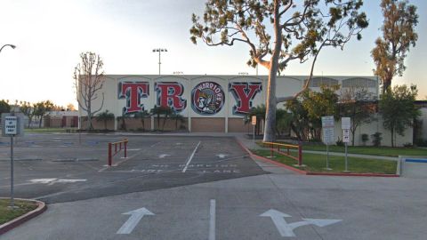 Secundaria Troy de Fullerton. (@KTLA)