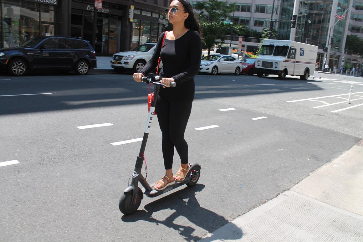 Un estudio muestra que pocas personas usan casos al andar en scooters, lo que supone un peligro. (Cortesía de USC)