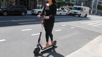 Un estudio muestra que pocas personas usan casos al andar en scooters, lo que supone un peligro. (Crtesía de USC)